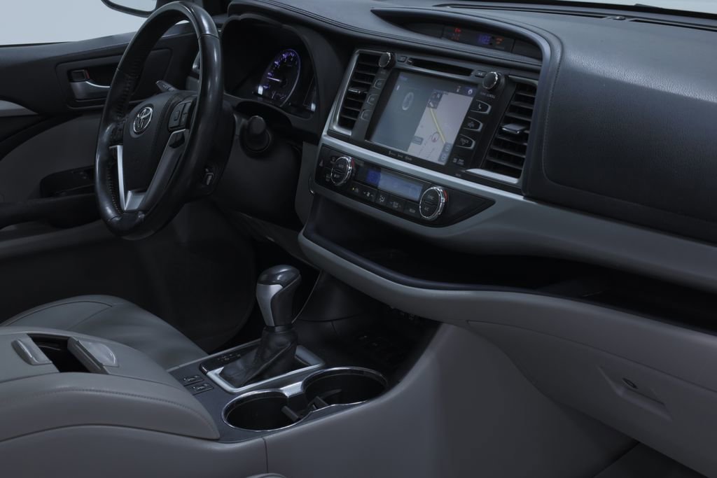 Used 2017 Toyota Highlander XLE image 14