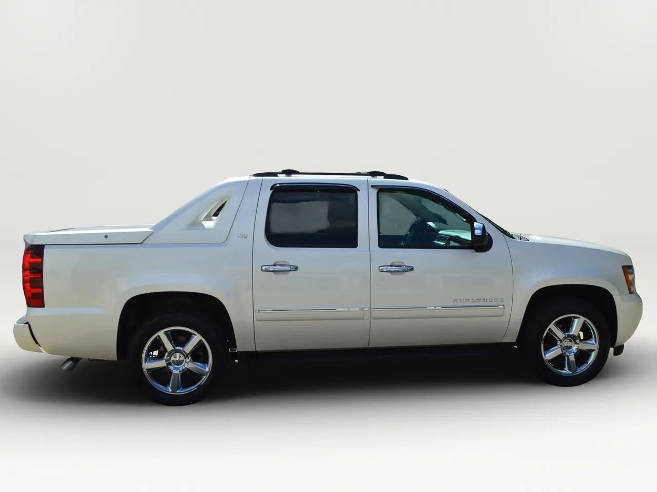 Used 2011 Chevrolet Avalanche LTZ AWD/4WD image 11