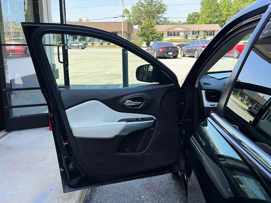 Used 2018 Jeep Cherokee Overland w/ Technology Group FWD image 28