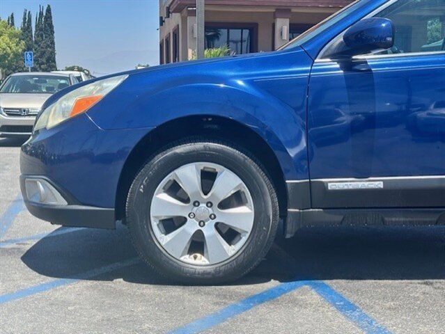 Used 2010 Subaru Outback 2.5i Premium AWD/4WD image 11