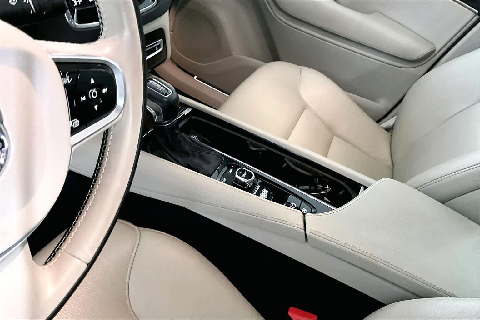 Used 2017 Volvo XC90 T6 Momentum w/ Vision Package image 17