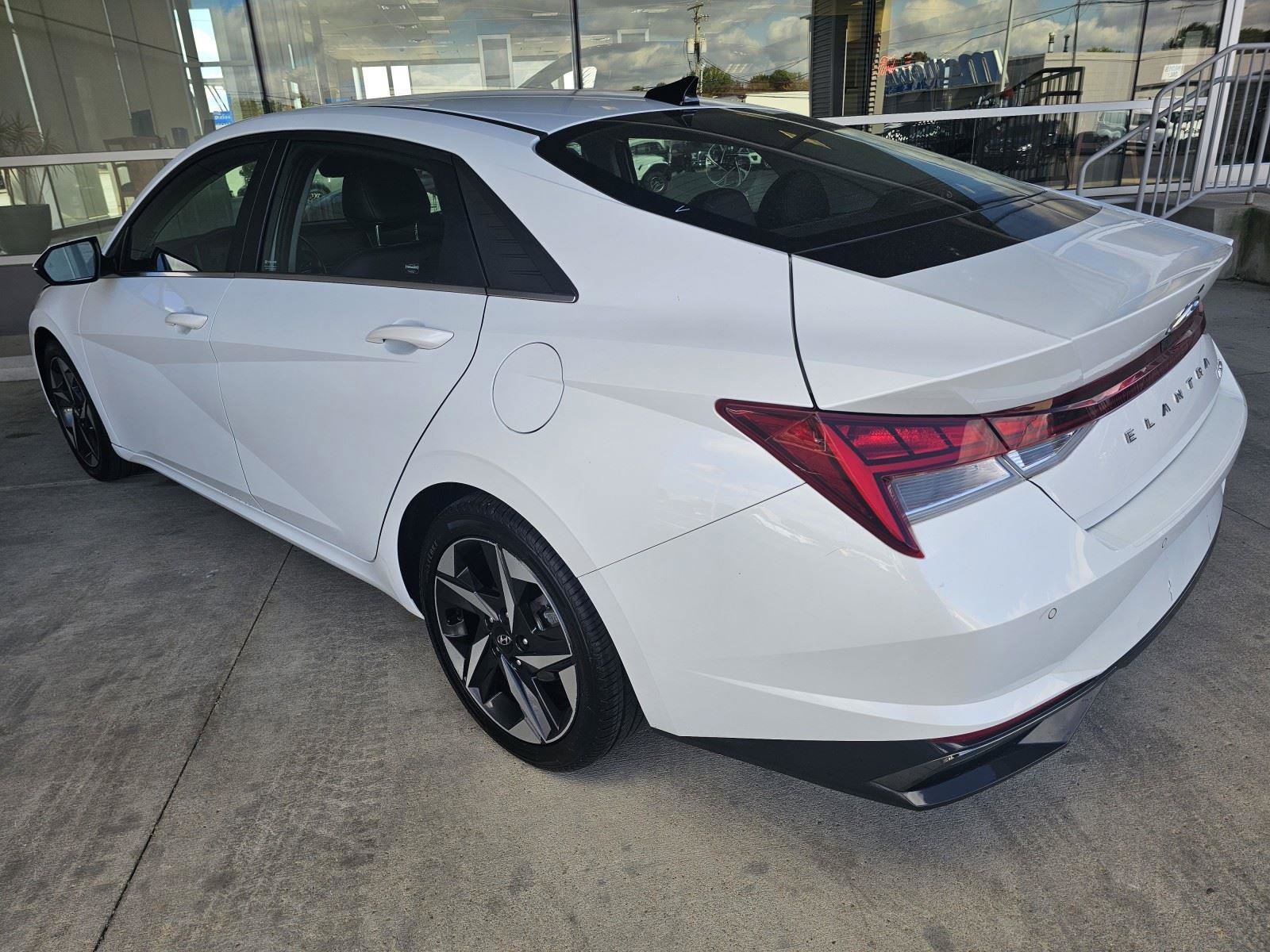 Used 2021 Hyundai Elantra Limited image 3