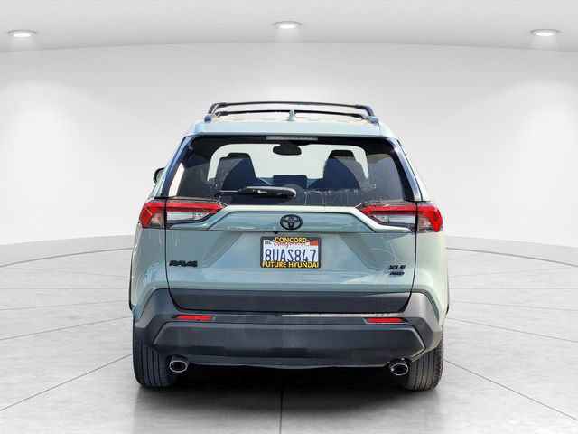 Used 2021 Toyota RAV4 XLE w/ Convenience Package image 4