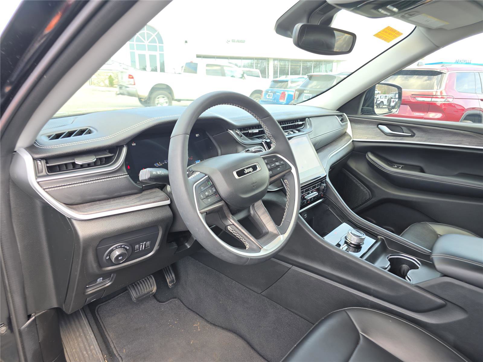 Used 2024 Jeep Grand Cherokee Limited w/ Black Appearance Package image 23