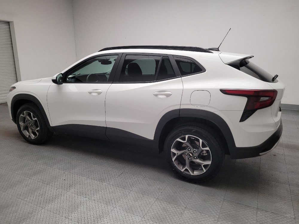 Used 2025 Chevrolet Trax LT FWD image 3