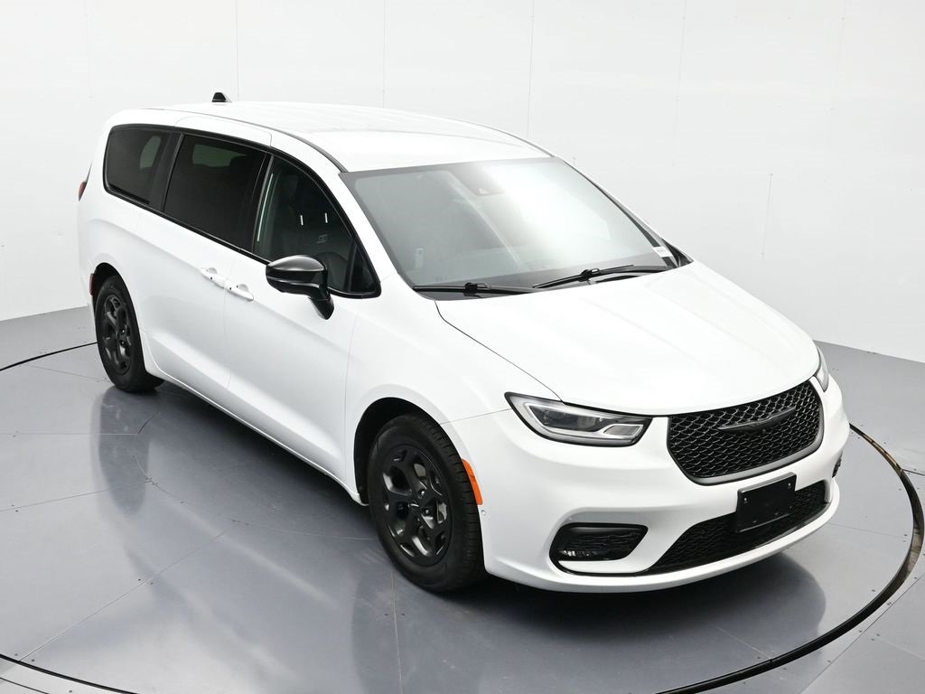 Used 2024 Chrysler Pacifica Select image 32