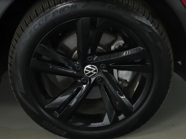 Used 2024 Volkswagen Tiguan SE R-Line image 10