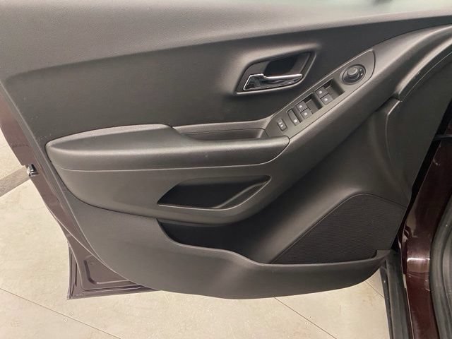 Used 2022 Chevrolet Trax LT w/ LT Convenience Package AWD/4WD image 24