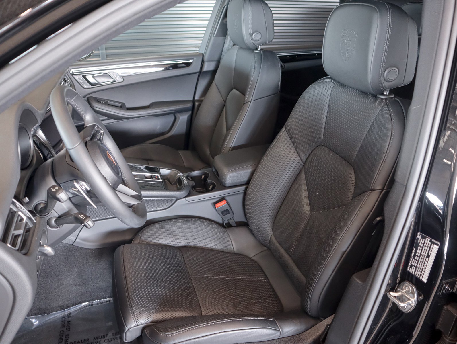 Certified 2025 Porsche Macan image 5