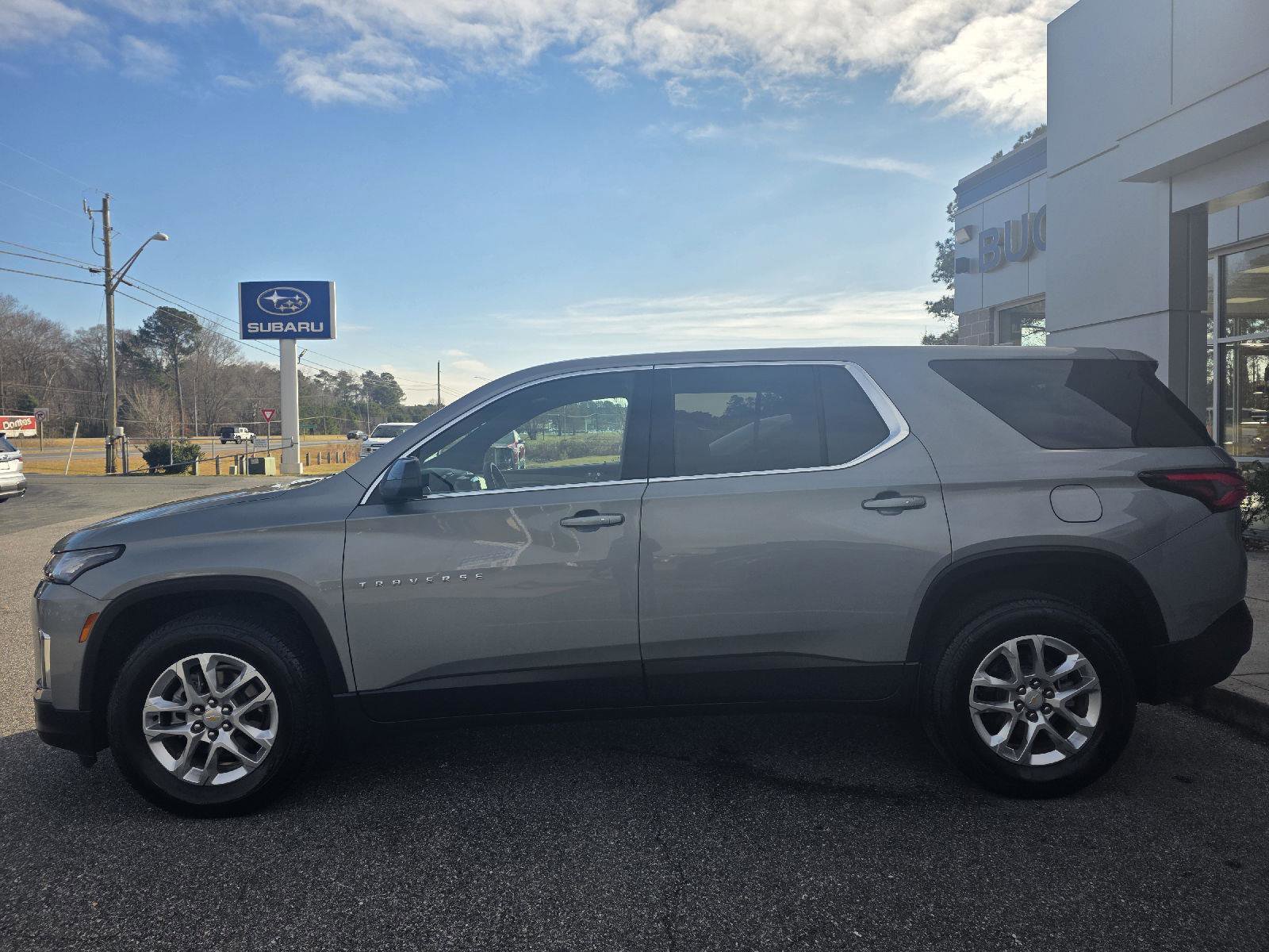 Used 2023 Chevrolet Traverse LS image 8