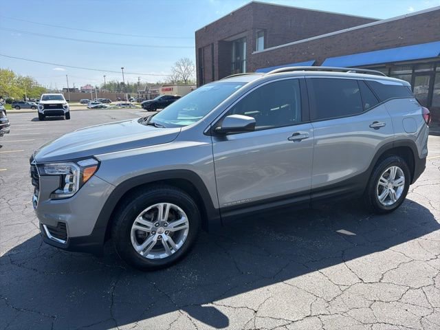 Certified 2024 GMC Terrain SLE w/ Driver Convenience Package FWD image 3