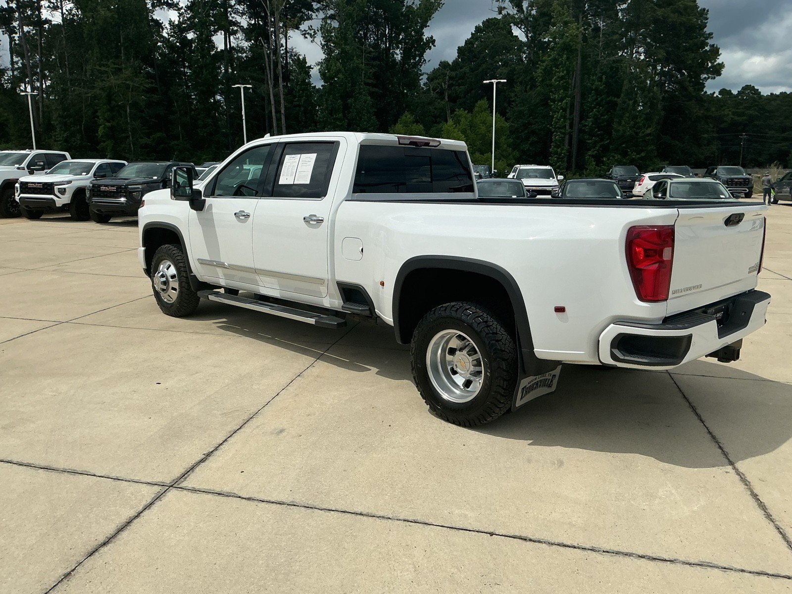 Used 2024 Chevrolet Silverado 3500 High Country w/ High Country Premium Package AWD/4WD image 7