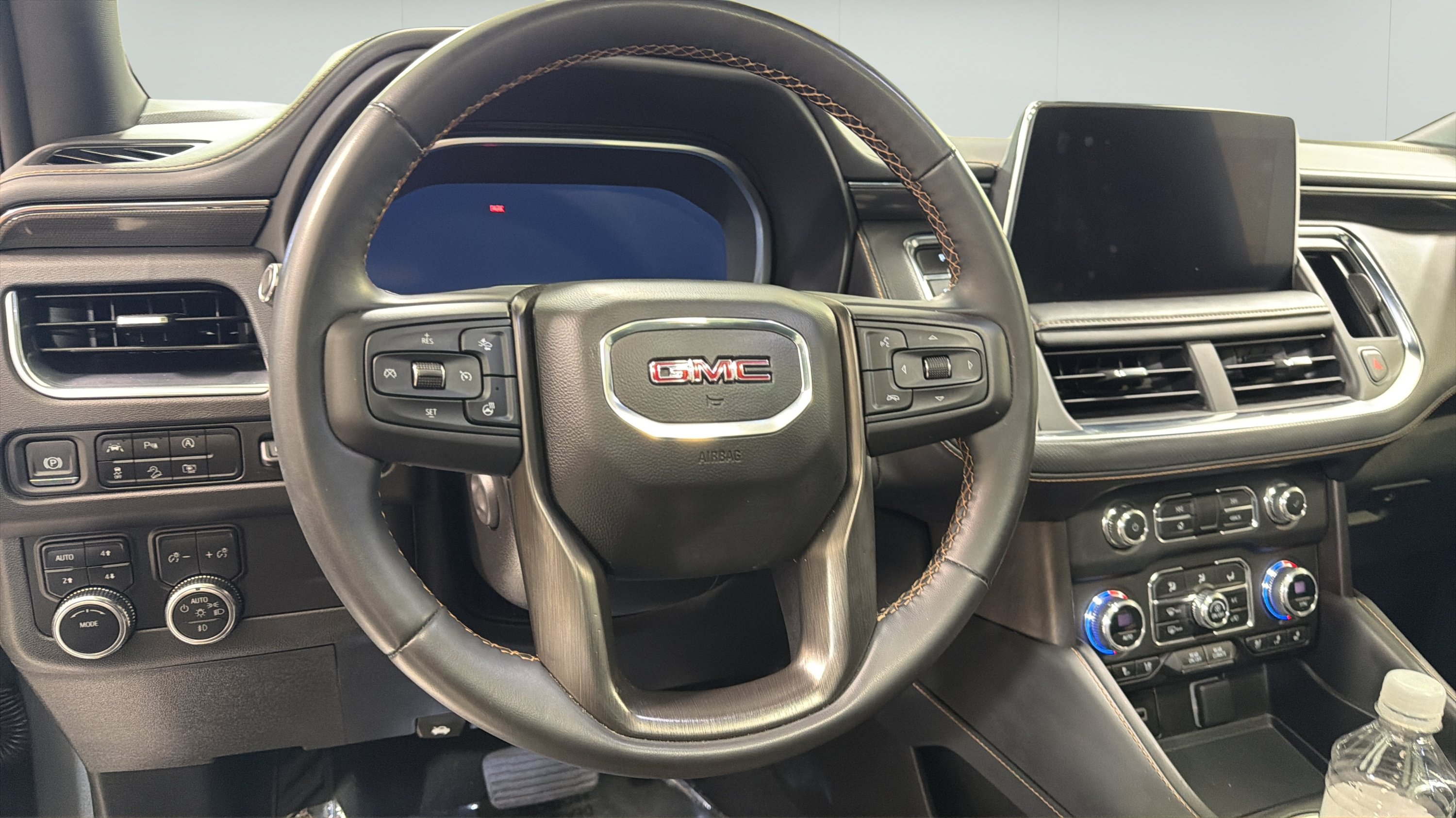 Used 2023 GMC Yukon XL AT4 w/ AT4 Premium Package AWD/4WD image 12