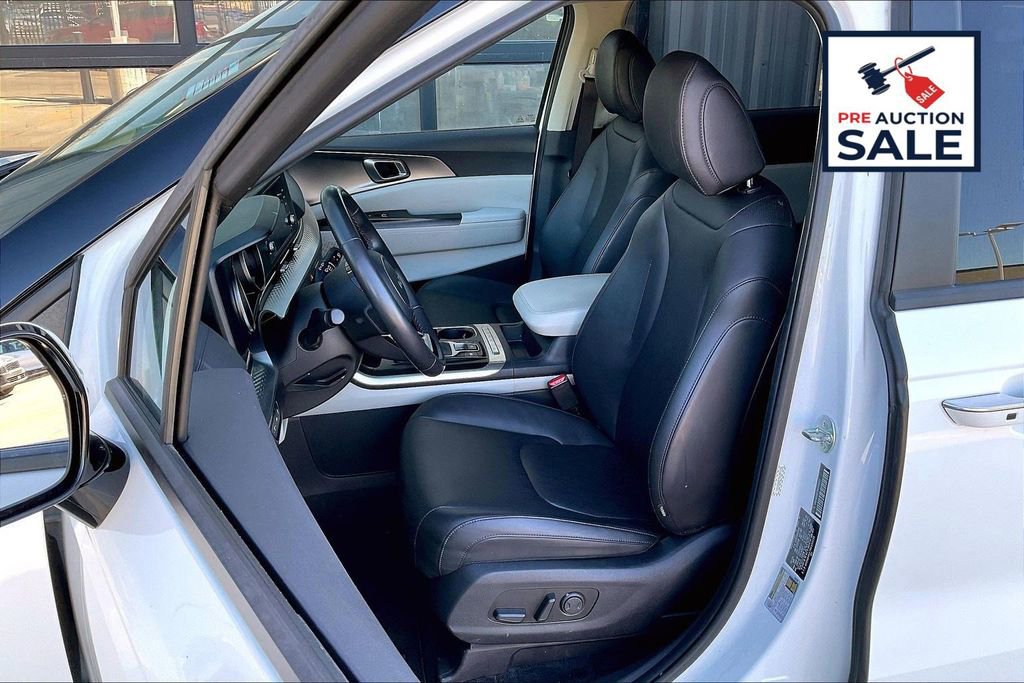 Used 2024 Kia Carnival LX image 23