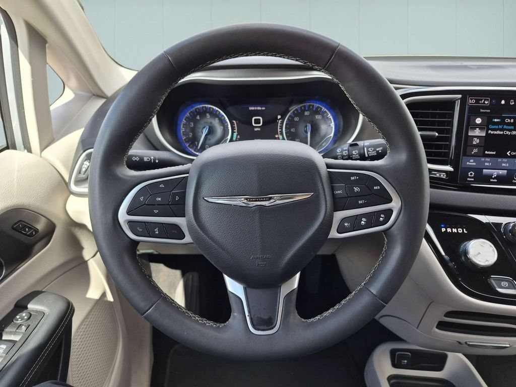Used 2024 Chrysler Pacifica Touring-L FWD image 18