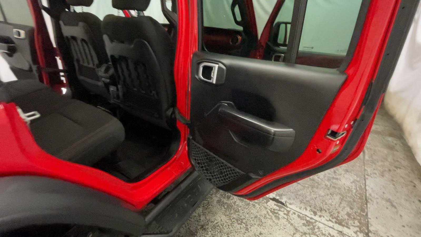 Used 2019 Jeep Wrangler Unlimited Rubicon w/ Dual Top Group AWD/4WD image 23