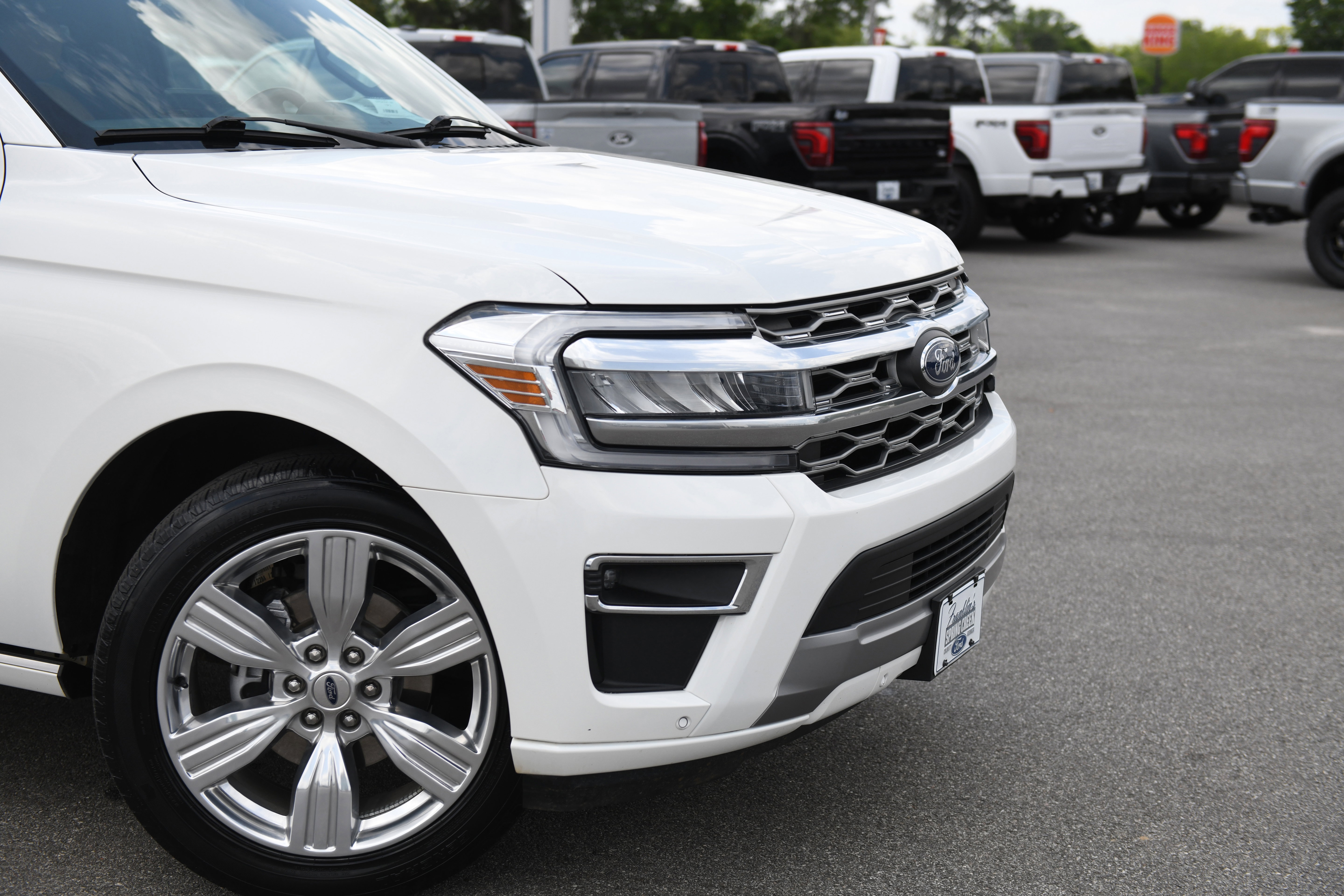 Used 2023 Ford Expedition Platinum RWD image 3