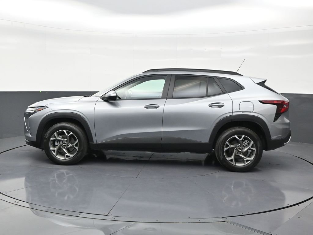 Used 2025 Chevrolet Trax LT FWD image 2