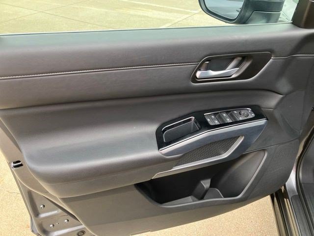 Used 2025 Nissan Pathfinder SL AWD/4WD image 10