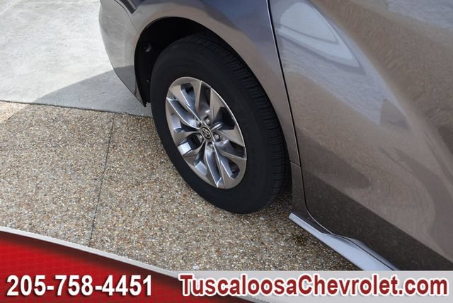 Used 2023 Toyota Sienna XLE FWD image 15