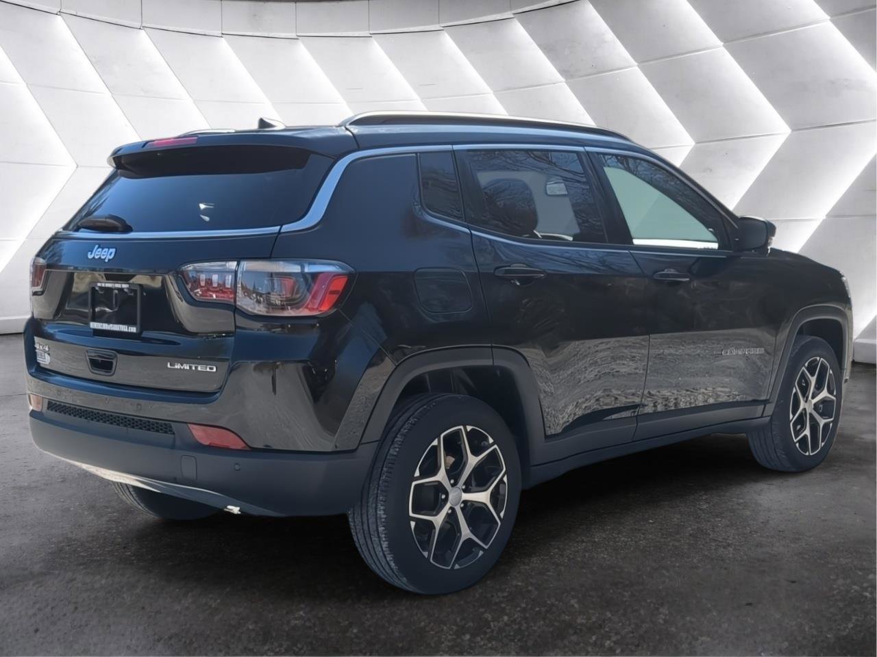 Used 2024 Jeep Compass Limited AWD/4WD image 3