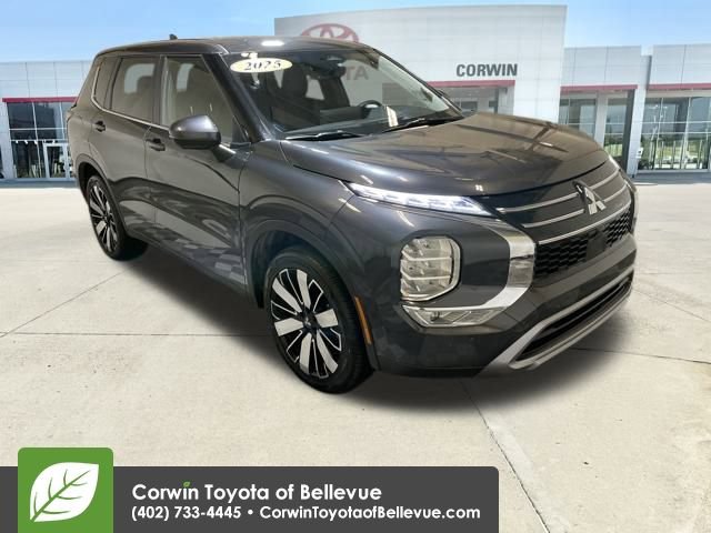 Used 2025 Mitsubishi Outlander SE image 1