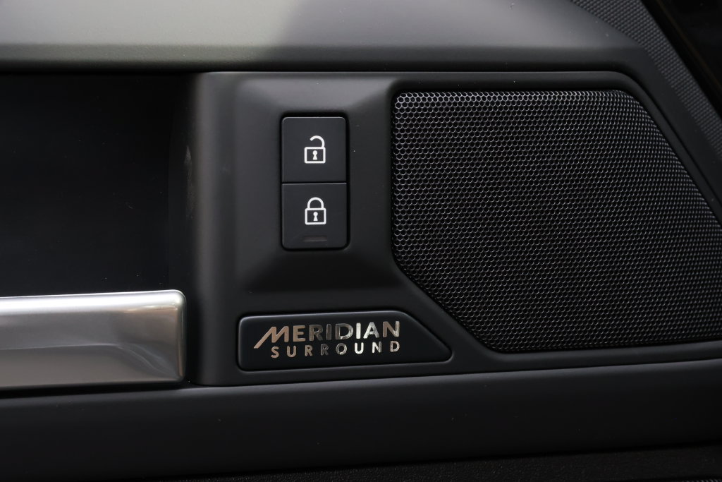 New 2026 Land Rover Defender 110 X-Dynamic SE AWD/4WD image 18