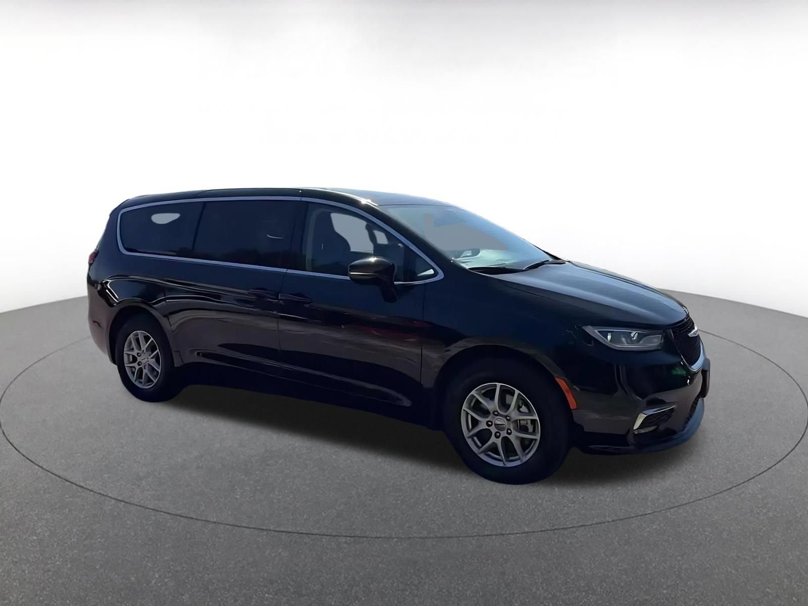 Used 2024 Chrysler Pacifica Touring-L FWD image 2