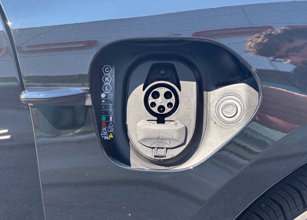 New 2026 Porsche Taycan 4S AWD/4WD image 17