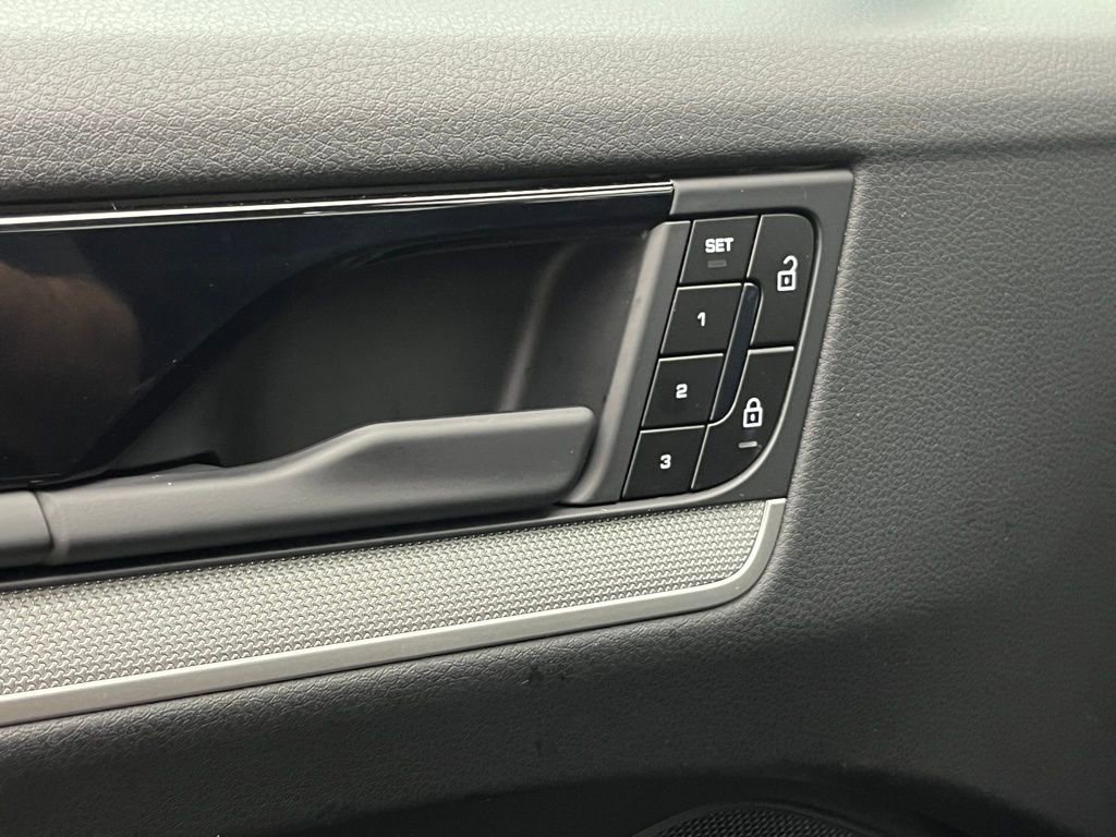 Used 2025 Porsche Cayenne image 21