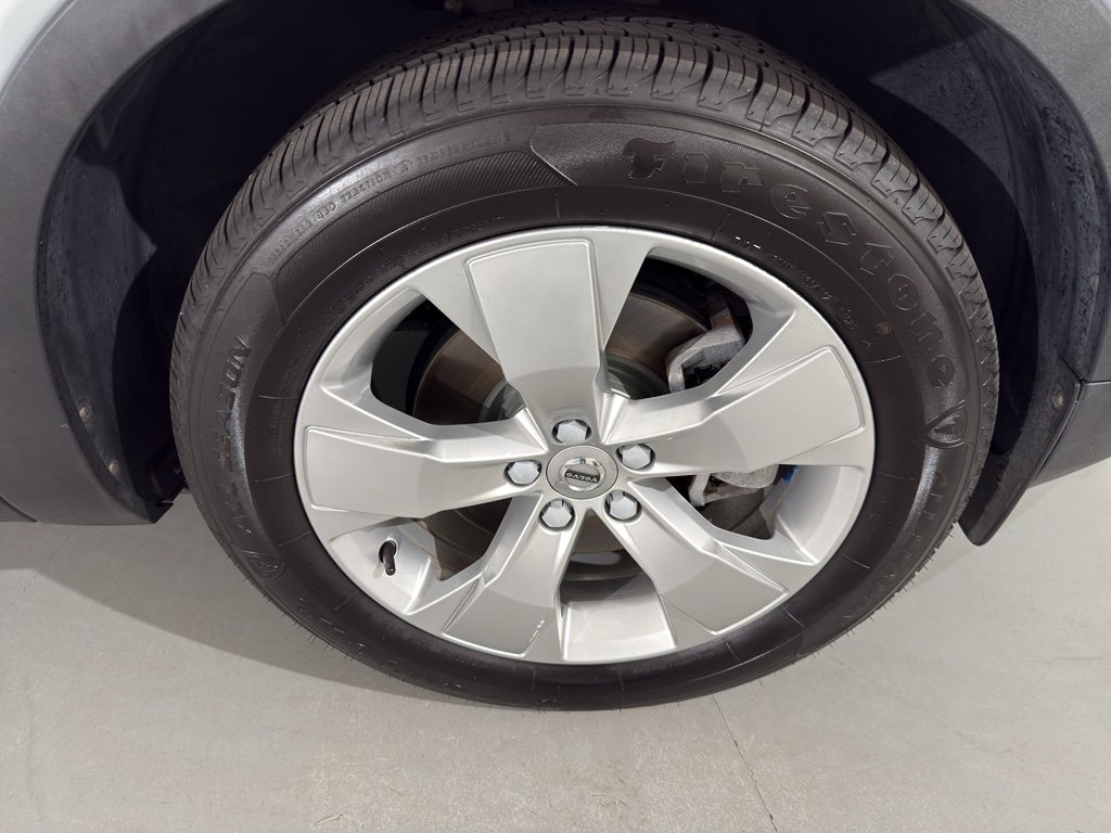 Used 2020 Volvo XC40 T4 Momentum image 15