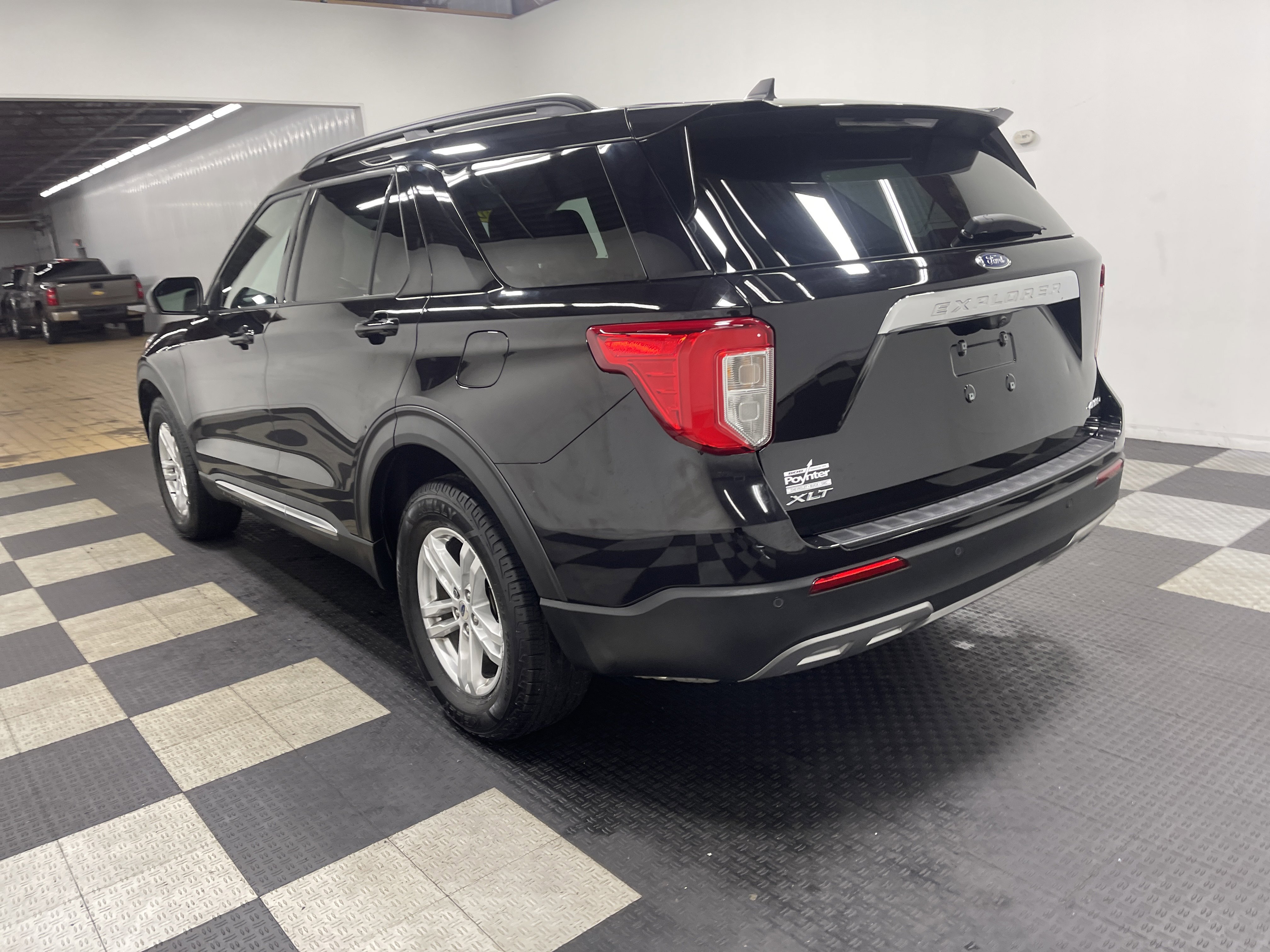 Used 2022 Ford Explorer XLT w/ Equipment Group 202A AWD/4WD image 2