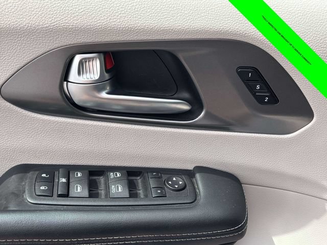 Used 2023 Chrysler Pacifica Touring-L FWD image 9