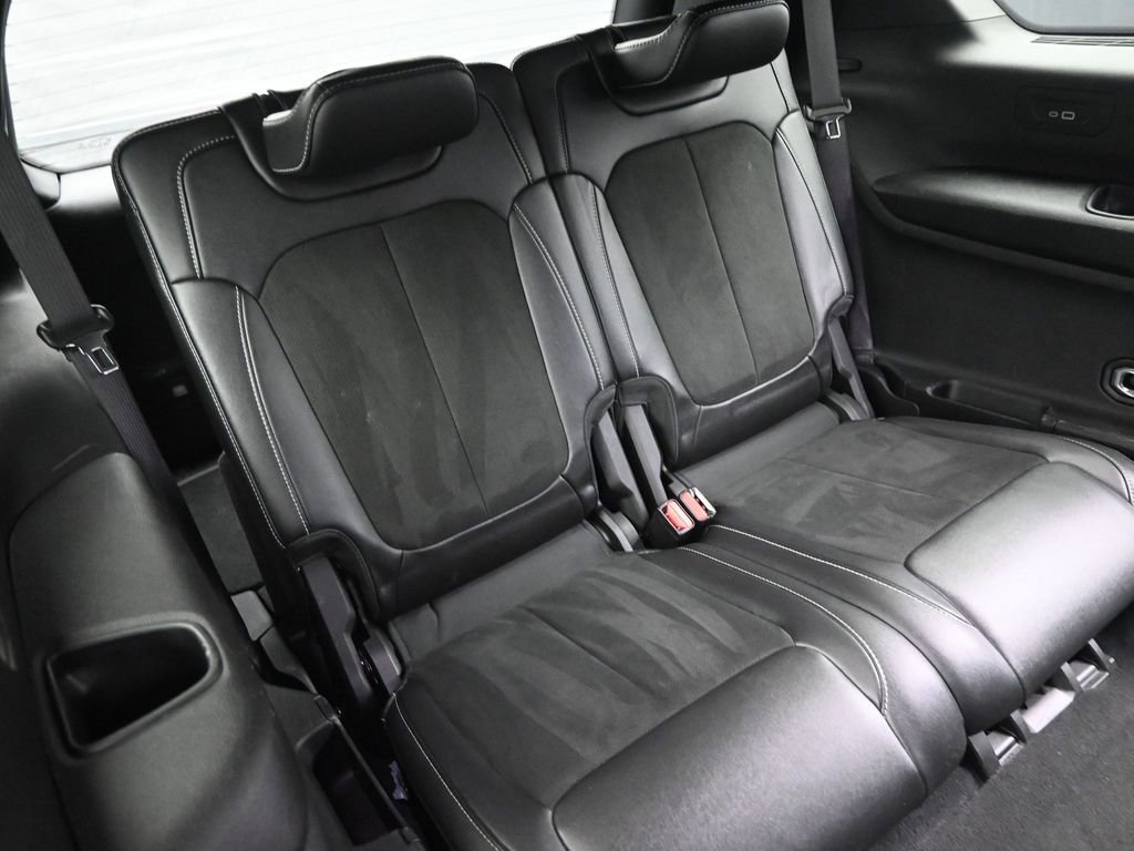 Used 2024 Jeep Grand Cherokee L Laredo AWD/4WD image 17