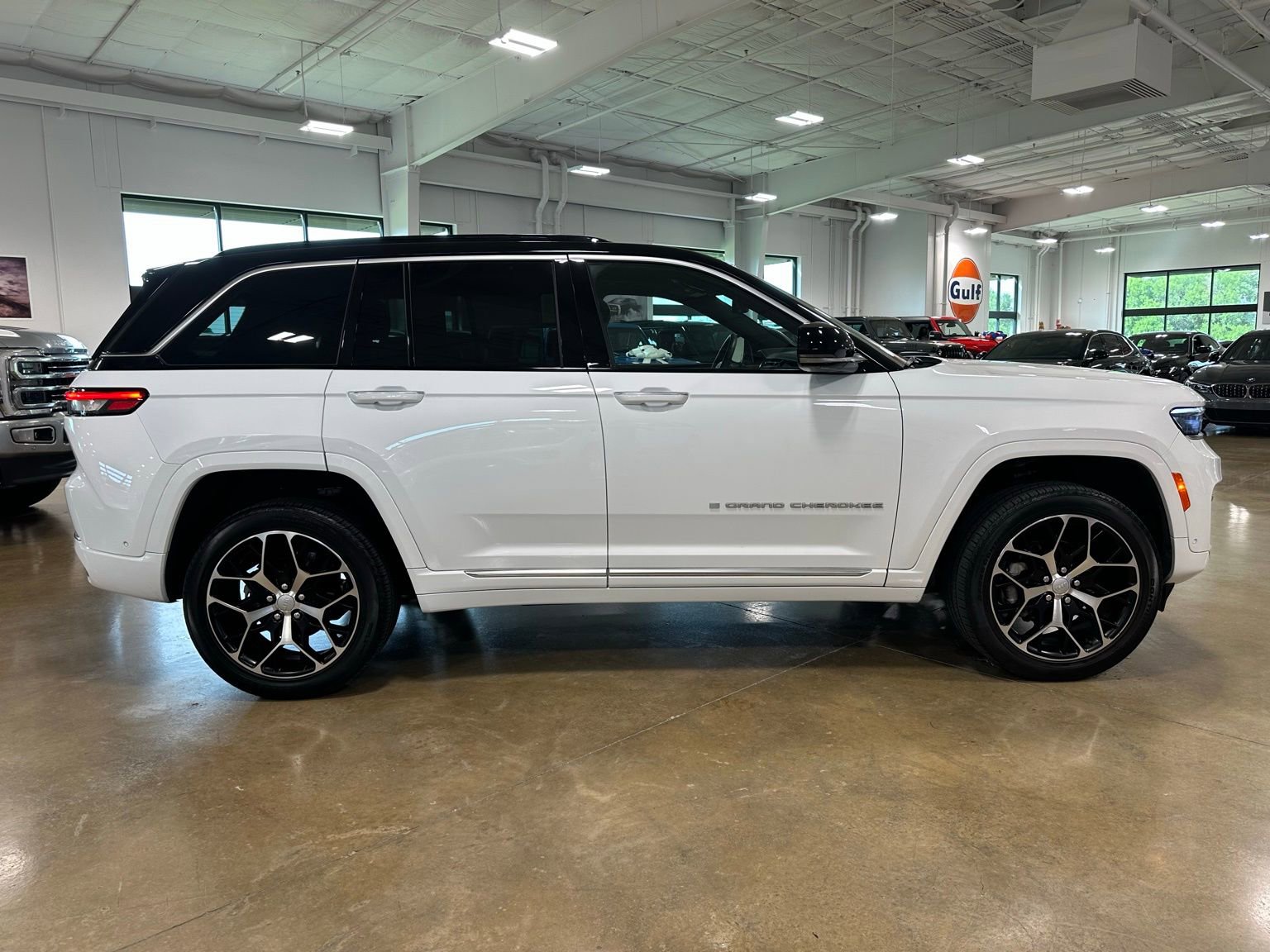 Used 2024 Jeep Grand Cherokee Summit AWD/4WD image 9