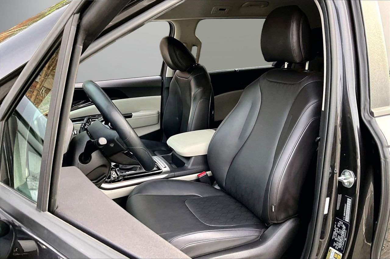 Used 2024 Kia Carnival EX image 21