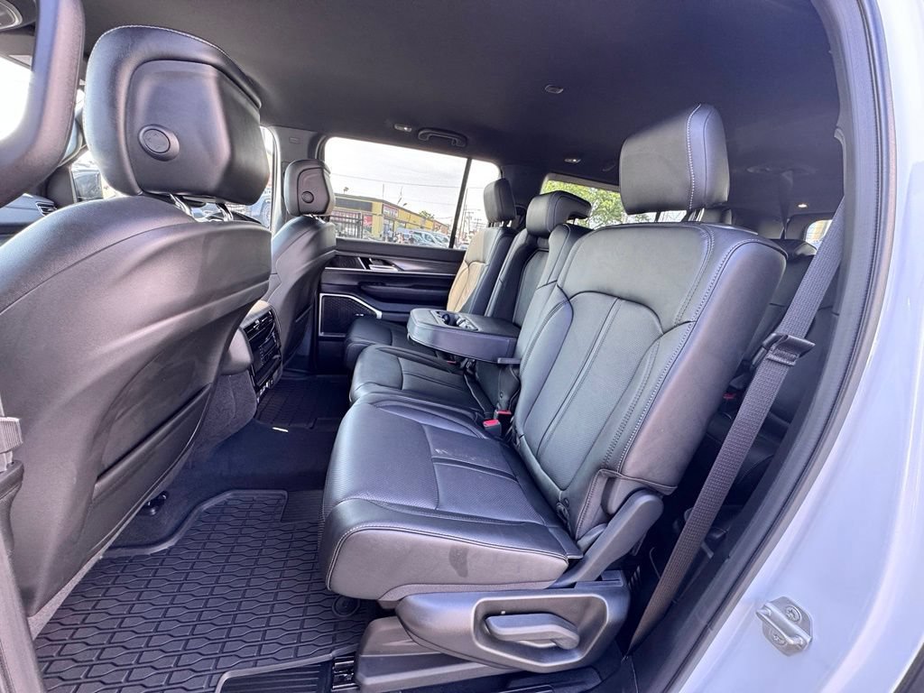 Used 2024 Jeep Wagoneer L Series II w/ Flexible Seating Group RWD image 15