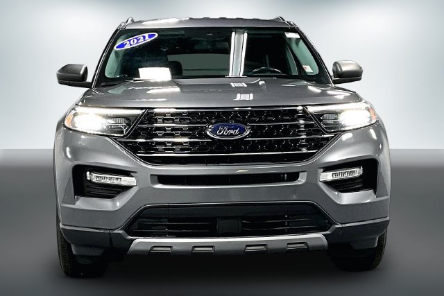 Used 2021 Ford Explorer XLT w/ Equipment Group 202A AWD/4WD image 2