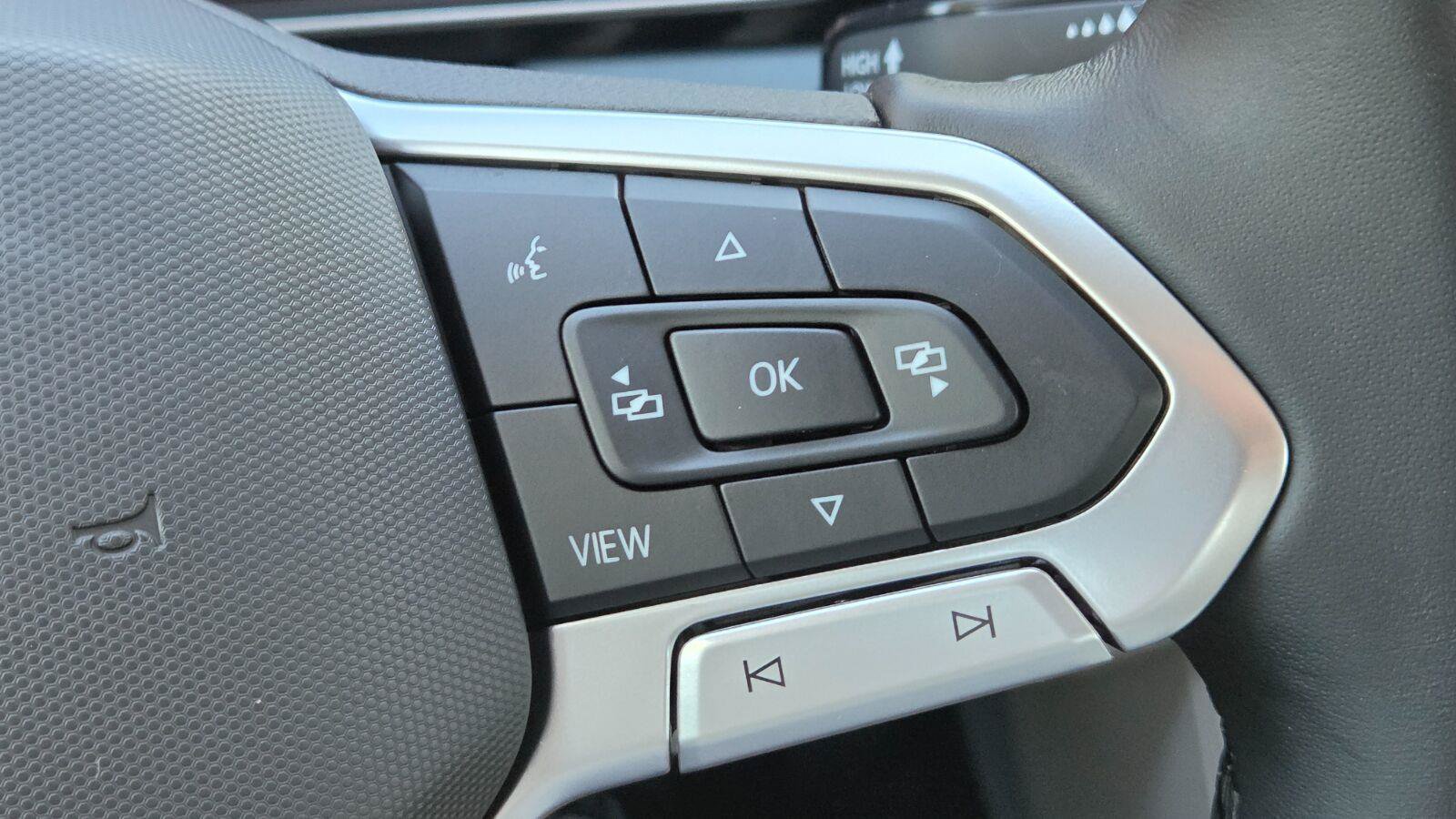 Certified 2025 Volkswagen Jetta SE w/ Sunroof Package FWD image 30