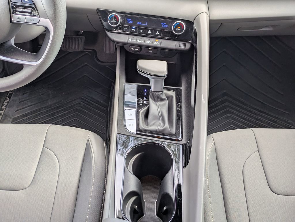 Used 2025 Hyundai Elantra Blue image 17