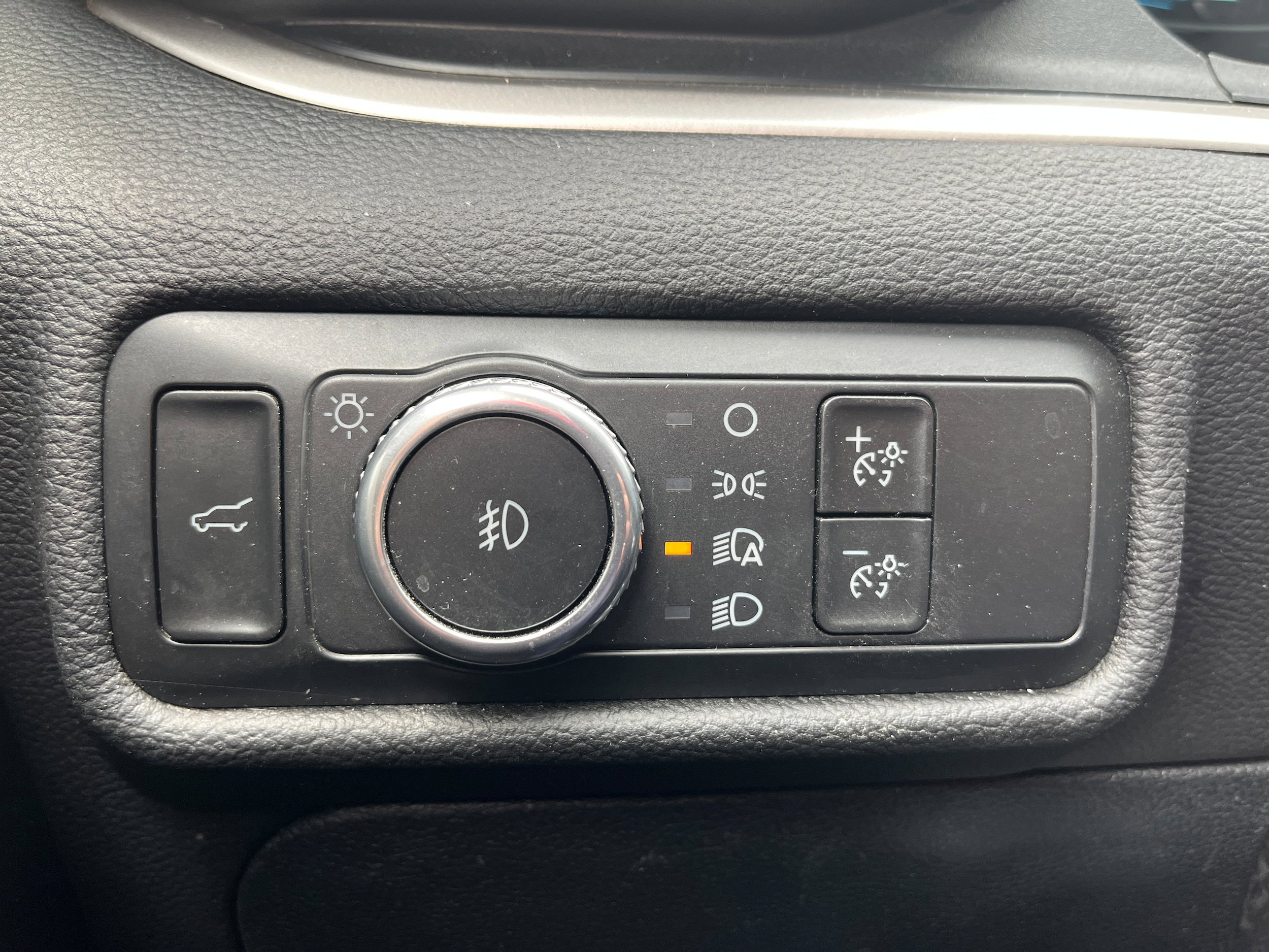 Used 2021 Ford Explorer XLT w/ Equipment Group 202A AWD/4WD image 17