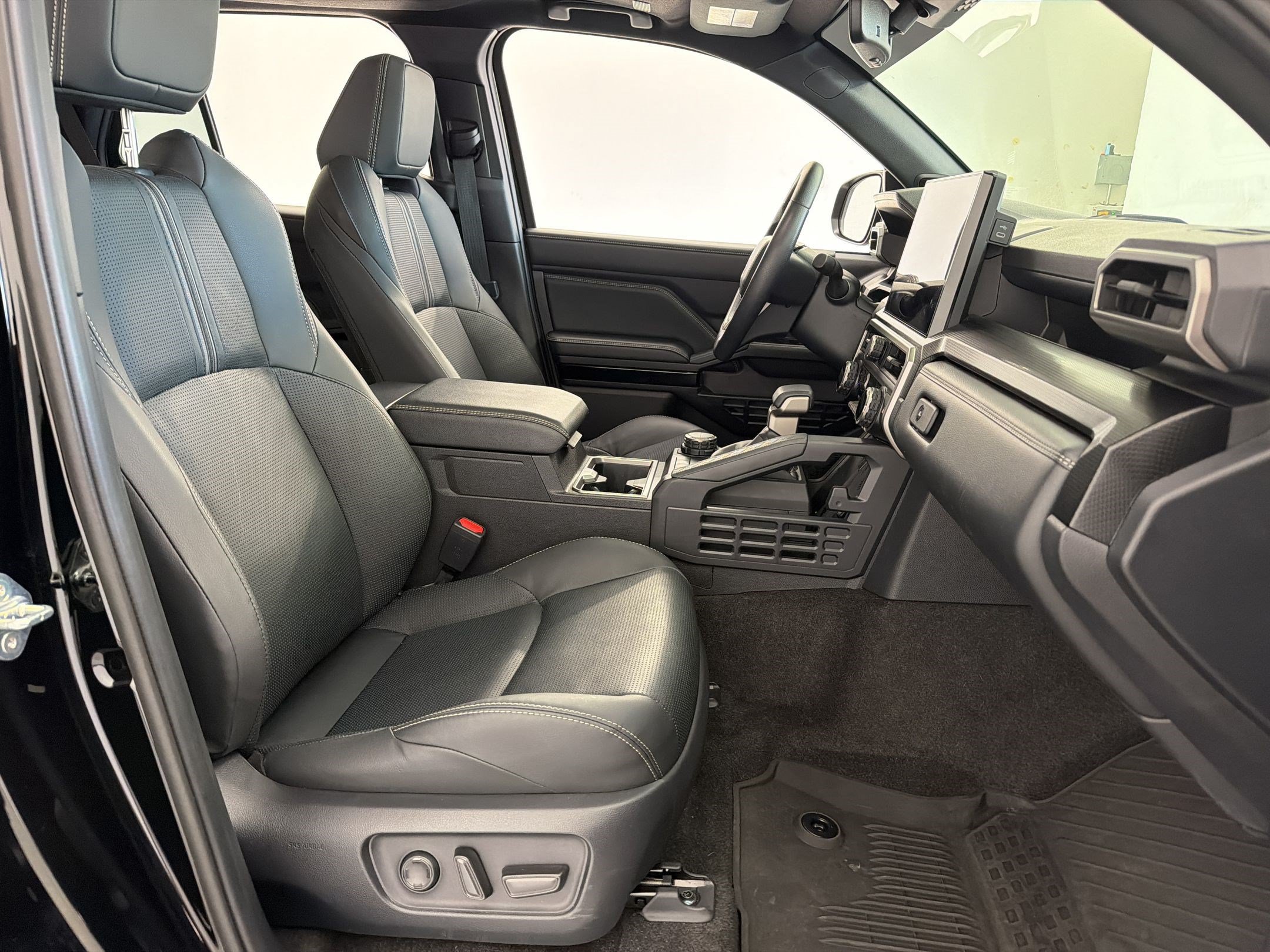 Used 2025 Toyota 4Runner Limited AWD/4WD image 24