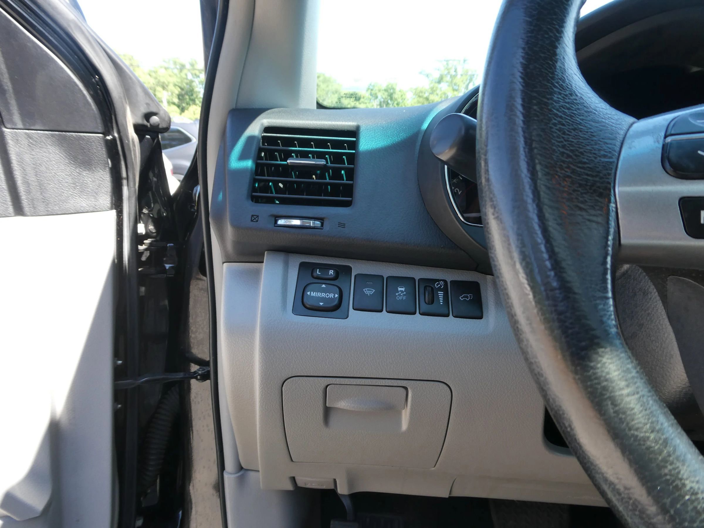 Used 2012 Toyota Highlander Limited w/ Tow Pkg FWD image 17
