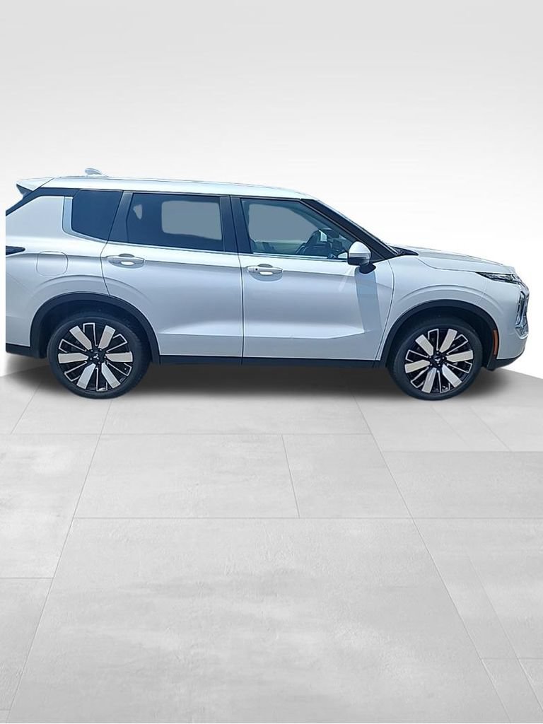 Used 2025 Mitsubishi Outlander SE AWD/4WD image 13