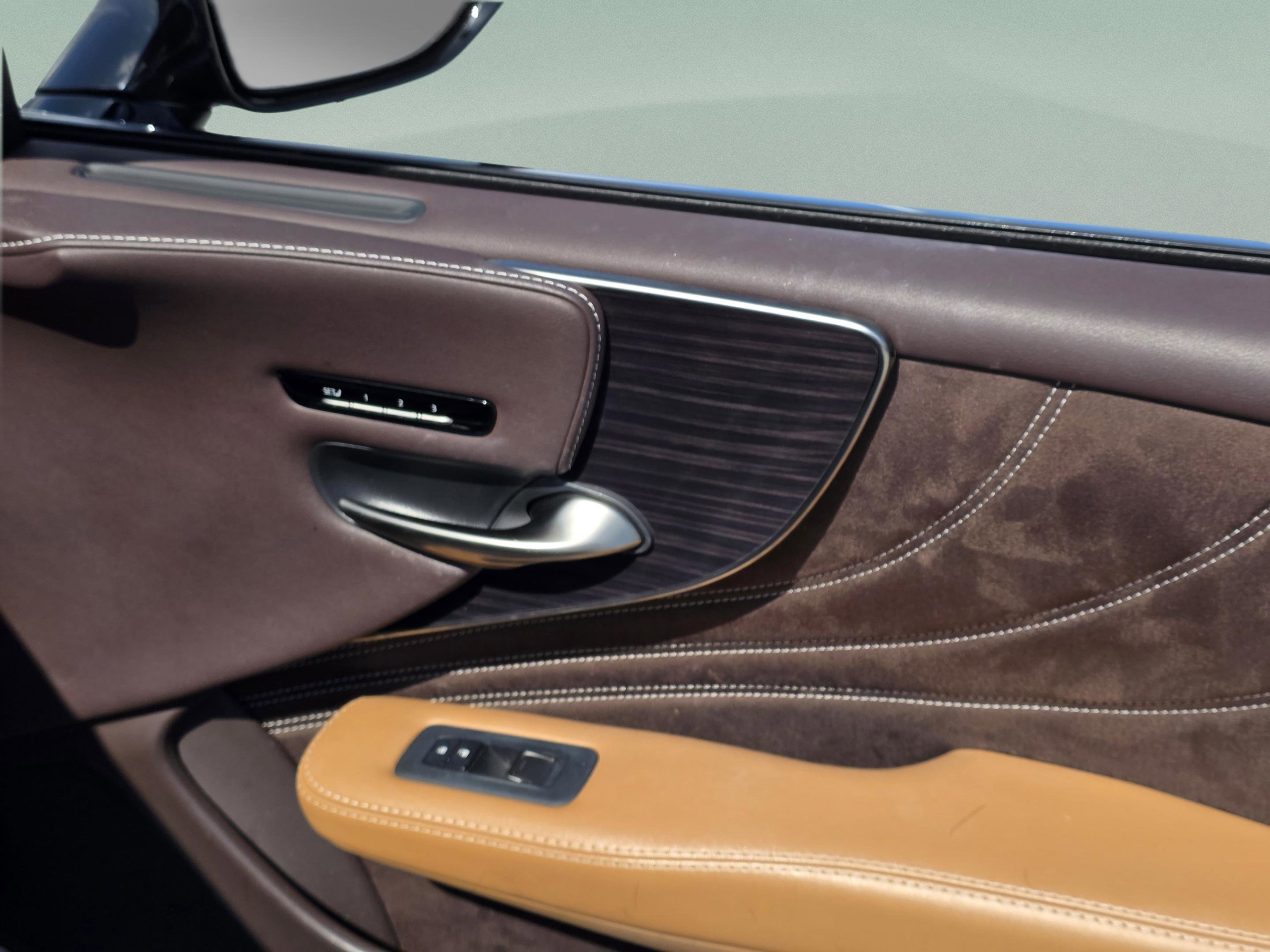 Used 2018 Lexus LS 500 w/ Accessory Package (Z2) image 30