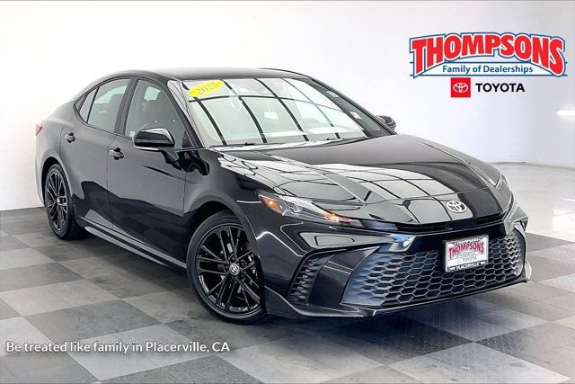 Used 2025 Toyota Camry SE FWD image 1