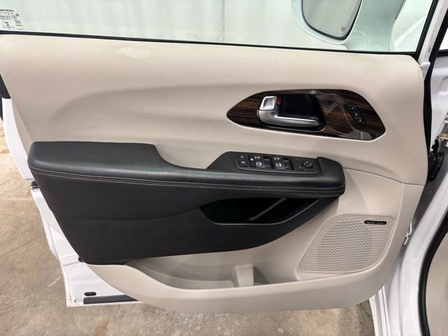 Used 2022 Chrysler Pacifica Limited image 15