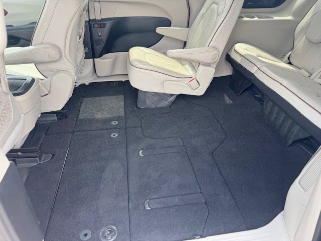 Used 2020 Chrysler Pacifica Limited w/ Tire & Wheel Group FWD image 31