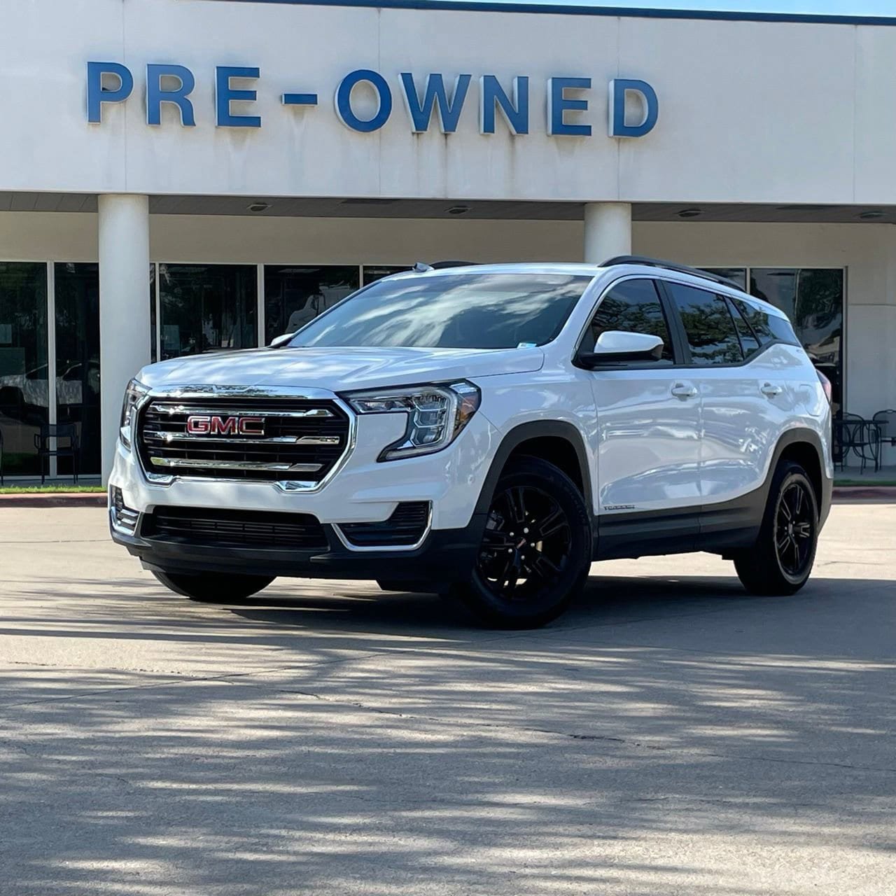 Used 2024 GMC Terrain SLE w/ Driver Convenience Package FWD image 2