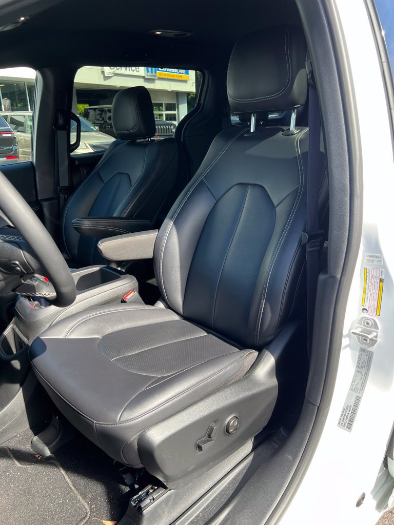 Used 2026 Chrysler Pacifica Select AWD/4WD image 12
